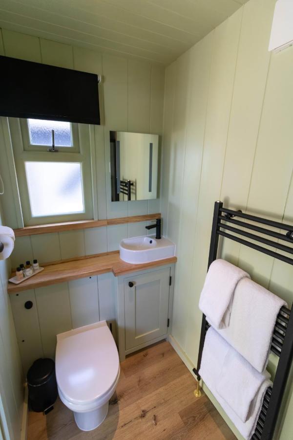 The Shire Luxury Converted Horse Lorry With Private Hot Tub Cyfie Farm Llanfyllin Exterior photo
