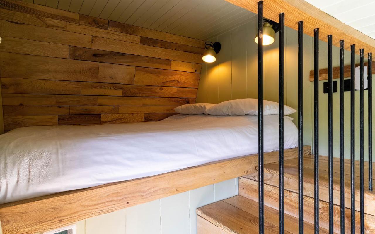 The Shire Luxury Converted Horse Lorry With Private Hot Tub Cyfie Farm Llanfyllin Exterior photo
